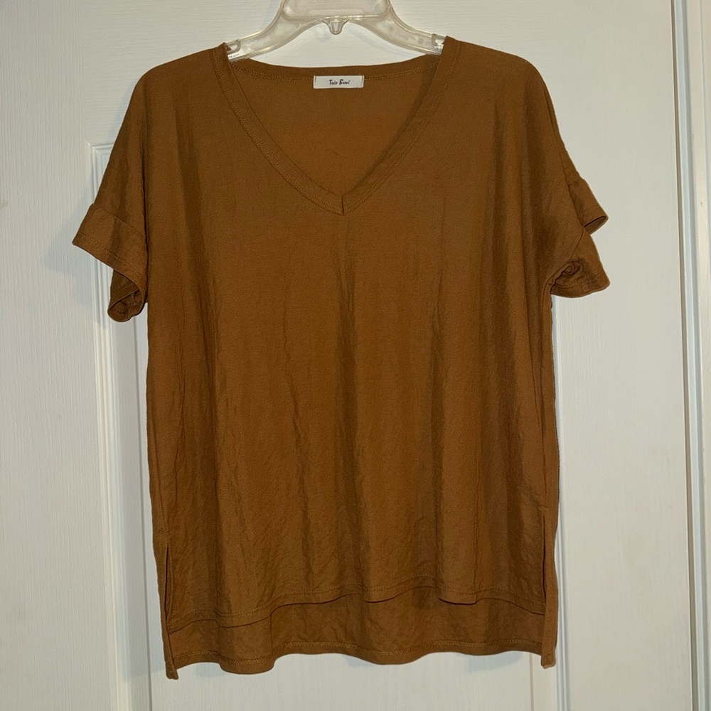 ❤️2 for 10❤️ Tres bien tan brown v neck top with side slits